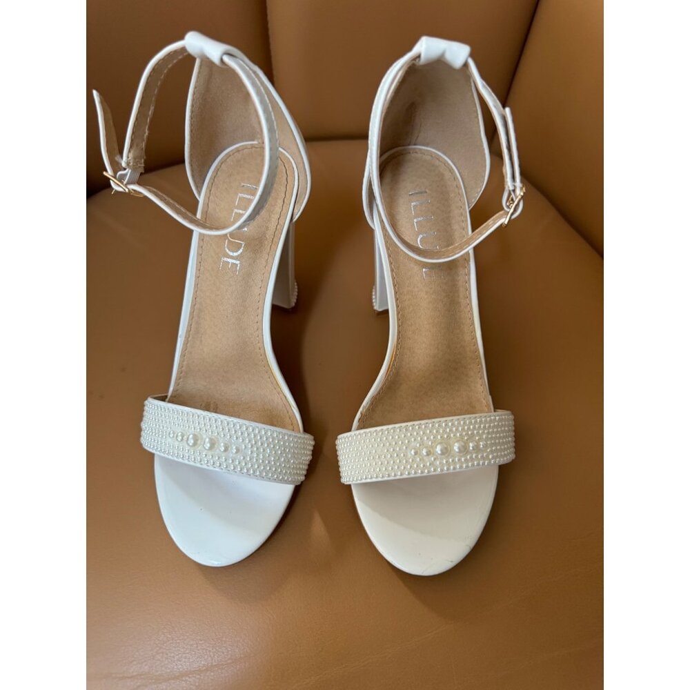 Illude Sandles. Women's Size 6. Only Worn 1 Time. Very Pretty! WEDDING/PROM